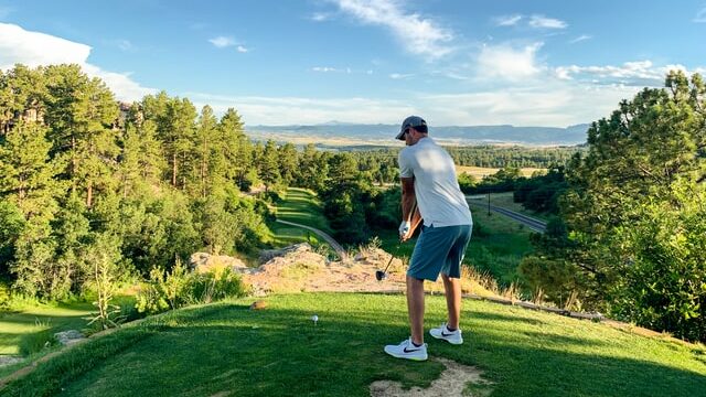 mies tekee pitkän golf lyönnin